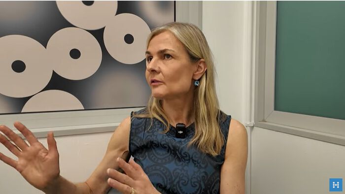 Bildet kan inneholde: blond, håndledd, smykker, gest, tale.