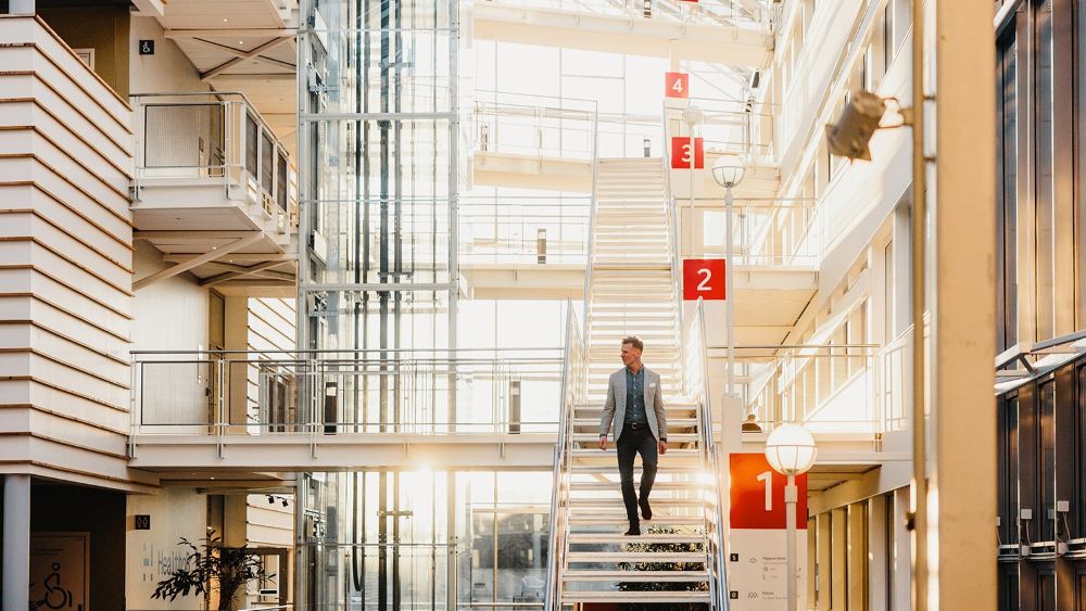 Bildet kan inneholde: interiørdesign, næringsbygg, engineering, glass, design.