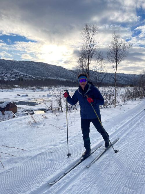 Bildet kan inneholde: skiutstyr, snø, ski, rekreasjon, skistav.