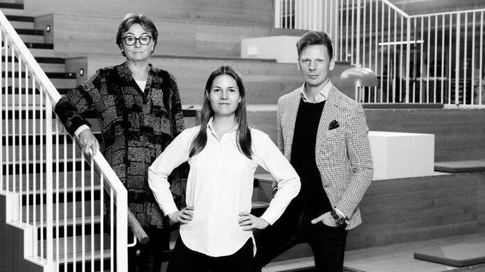 Bildet kan inneholde: person, hår, erme, smil, ansikt.