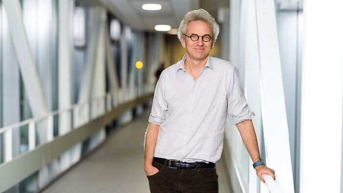 Bildet kan inneholde: briller, briller, synspleie, smil, skulder.