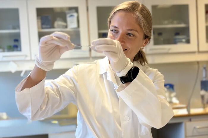 Bildet kan inneholde: hvit frakk, forsker, kjemiker, laboratorium, forsker.