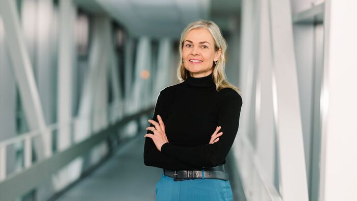 Bildet kan inneholde: skulder, nakke, øye, mote, ansiktsuttrykk.