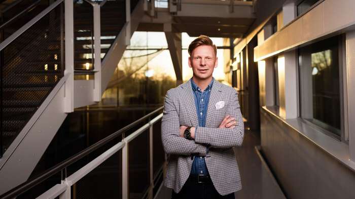 Bildet kan inneholde: smil, erme, snipp, stående, ansiktsuttrykk.