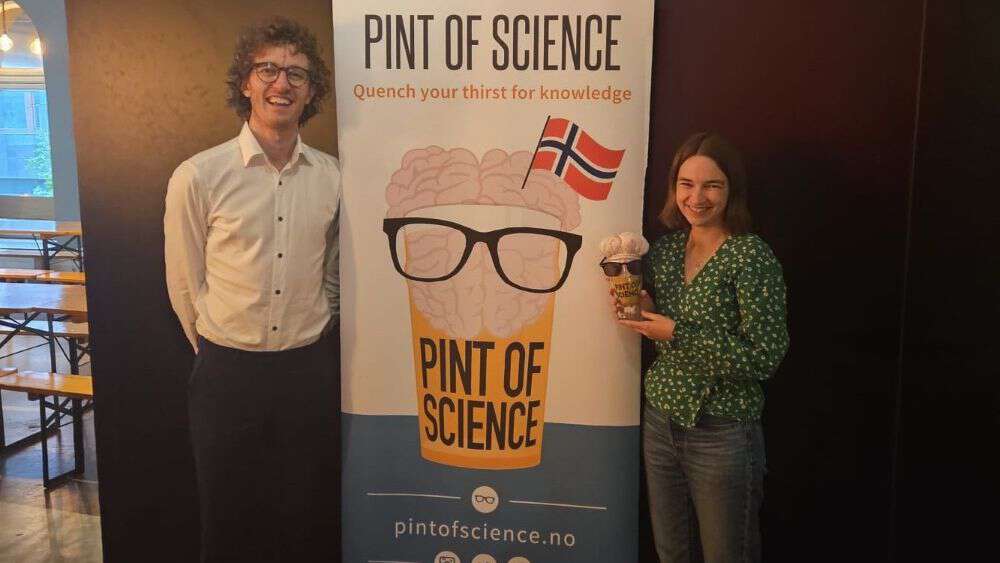 Bildet kan inneholde: briller, briller, synspleie, ansiktsuttrykk, smil.