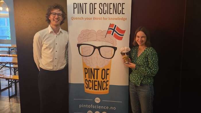 Bildet kan inneholde: briller, briller, synspleie, ansiktsuttrykk, smil.